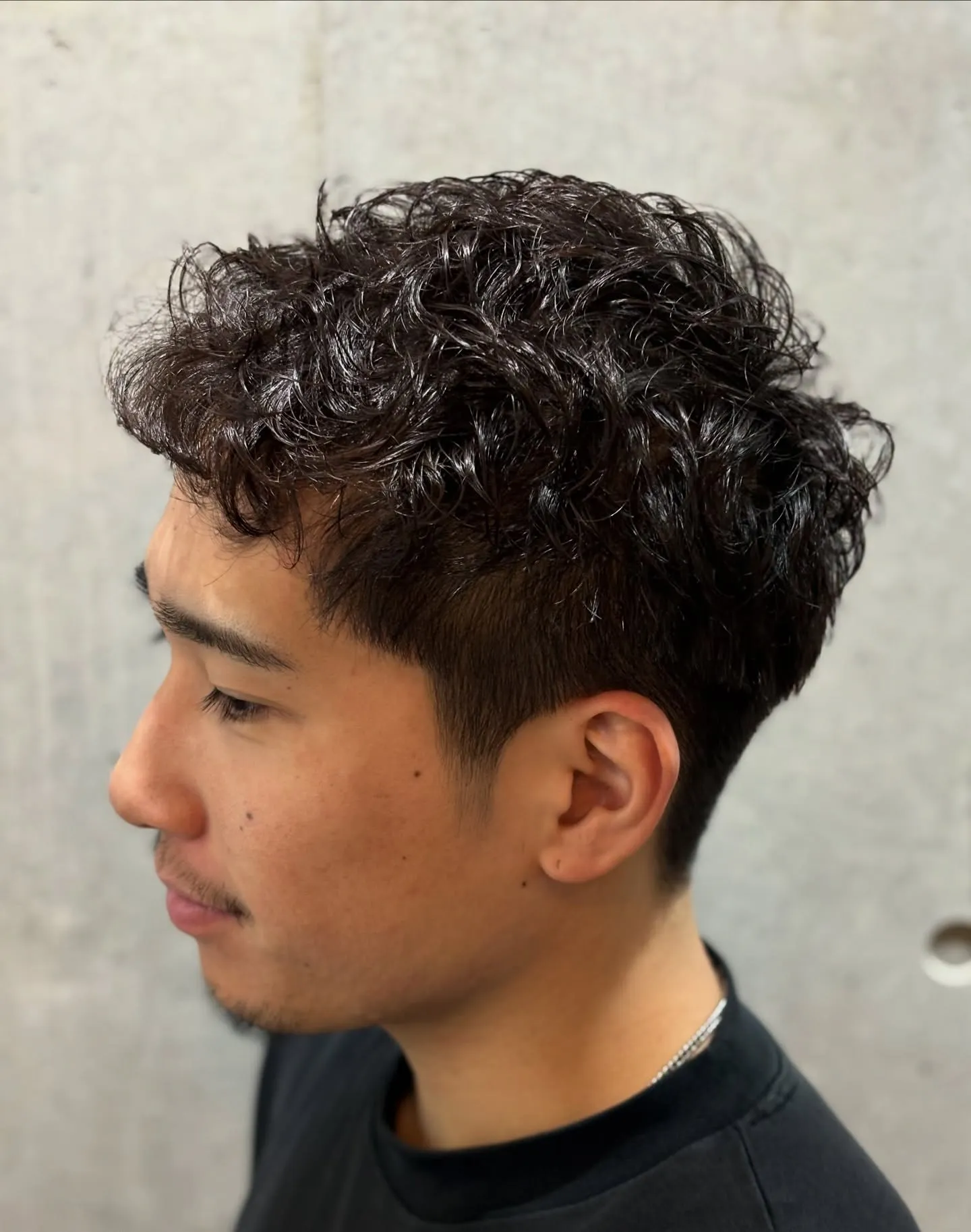 「梅雨時期は少し抜け感のあるピンパーマ📍」