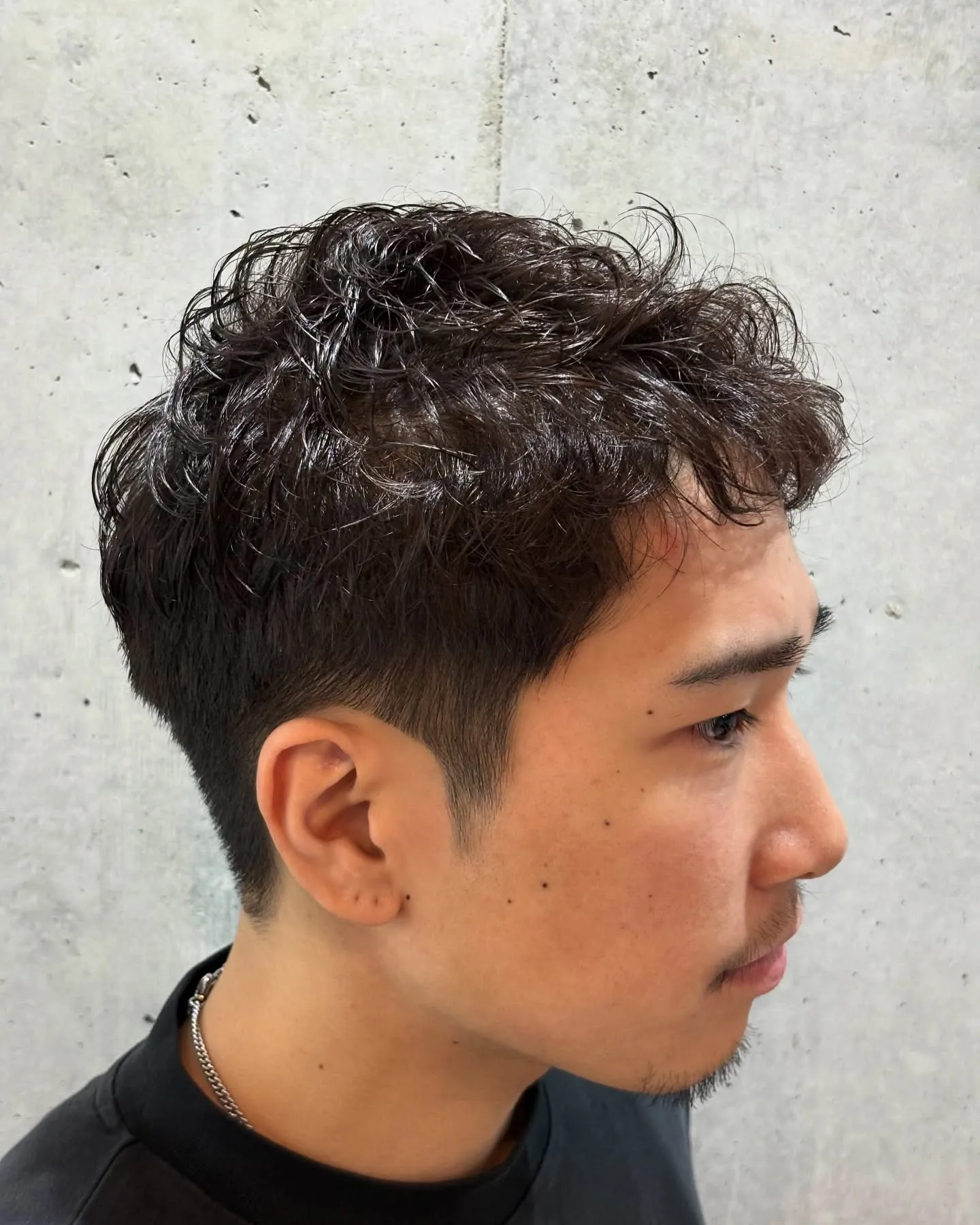 「梅雨時期は少し抜け感のあるピンパーマ📍」